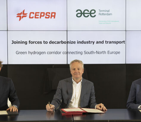Ondertekening overeenkomst Cepsa en Ace terminal Rotterdam